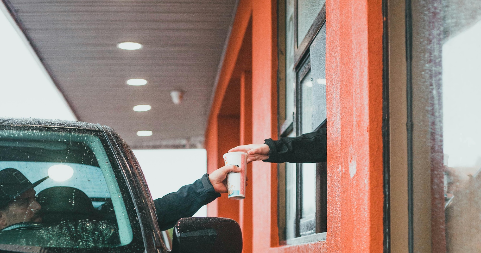 Coche en una ventanilla de autoservicio