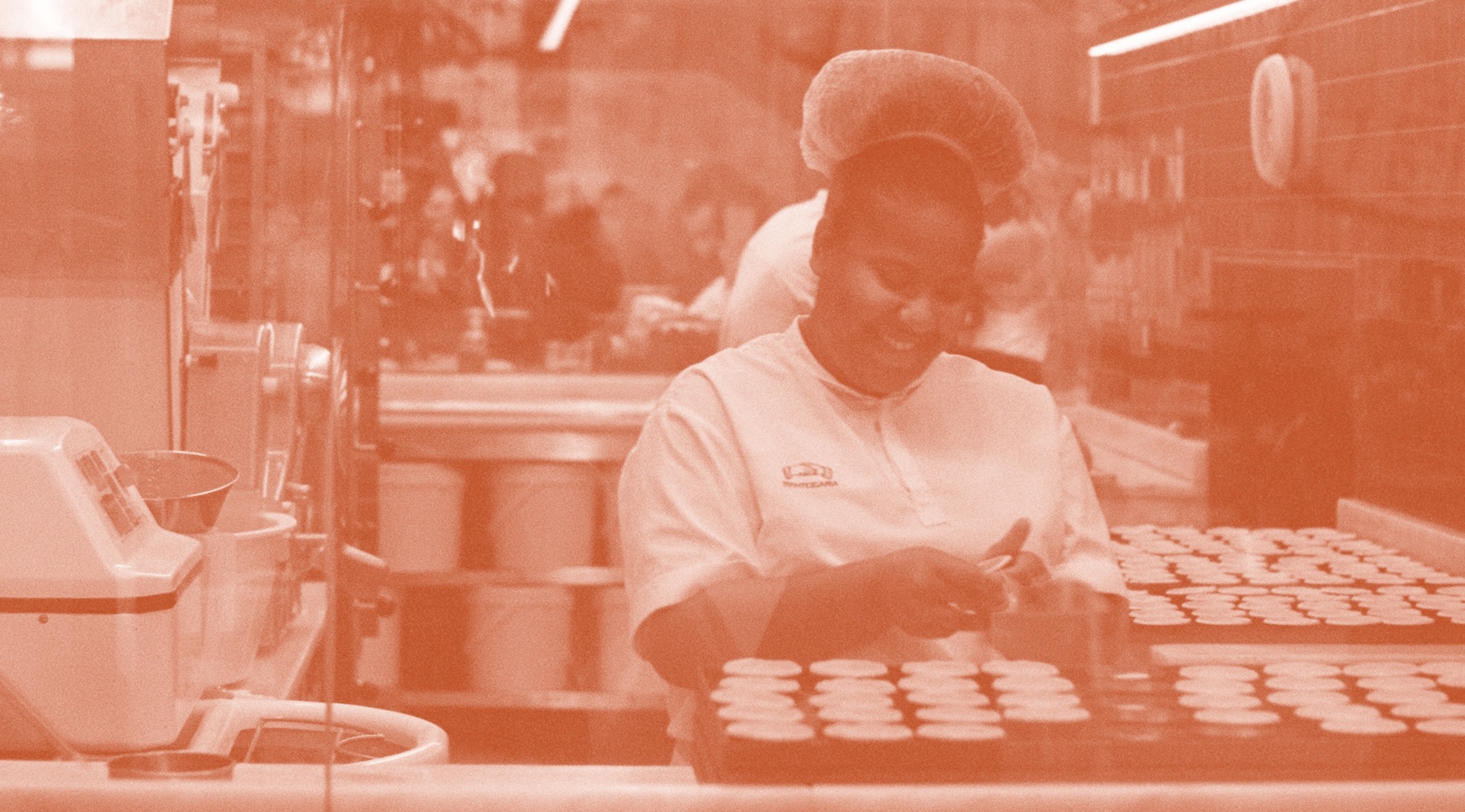 Pastry chef prepares cookies